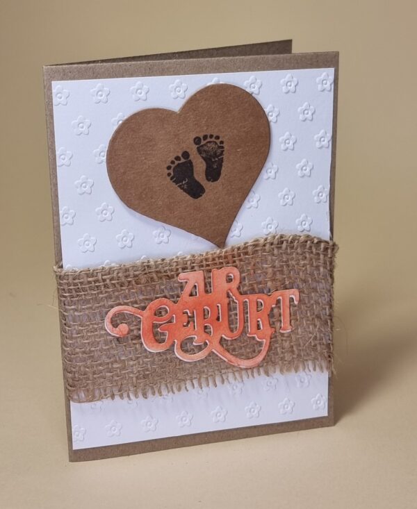 2025/10/1000117065-1.jpg Geburtskarte "Herz mit Fussspuren"